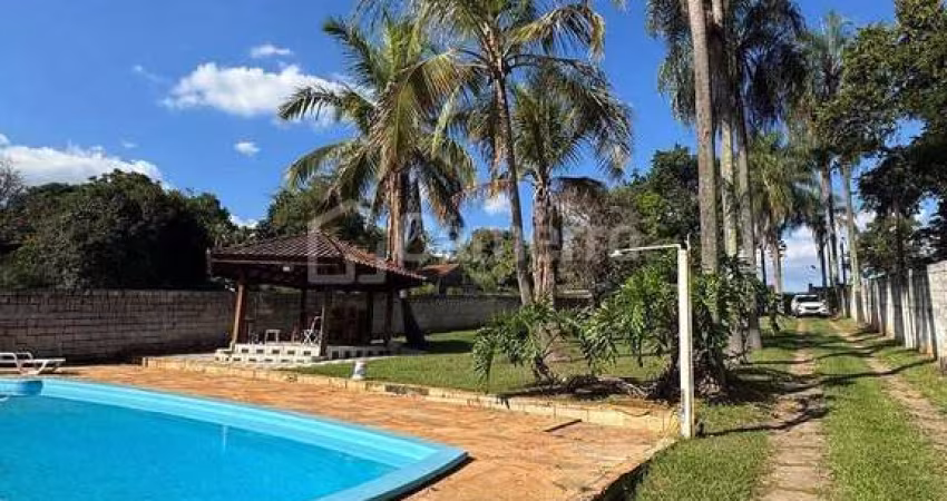 Belíssima Chácara à venda, com 2.366,38m² de terreno, fundos com a represa, na Praia dos Namorados,