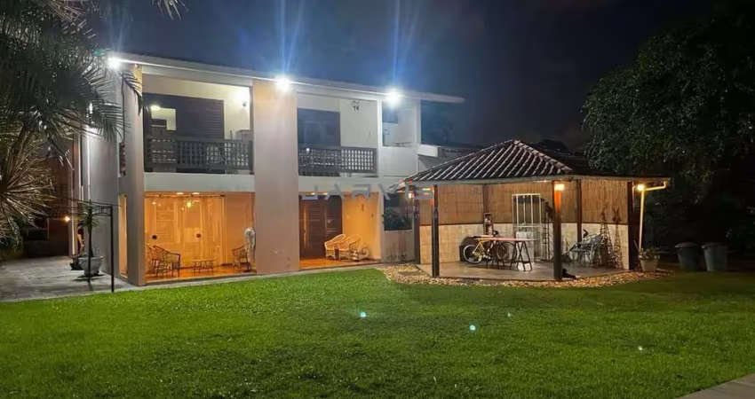 Casa no Barro Duro com amplo jardim, lazer completo com piscina e 3 quartos- R$