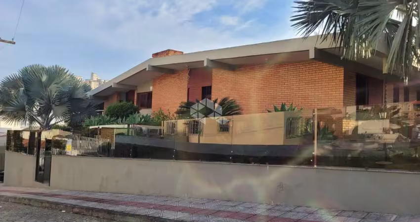 Casa à Venda em Capoeiras, Florianópolis, com 4 Quartos, Suíte, Piscina e 2 Vagas de Garagem