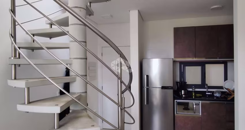 Apartamento duplex com 2 dormitórios, 1 suíte a 300 metros da praia do Campeche