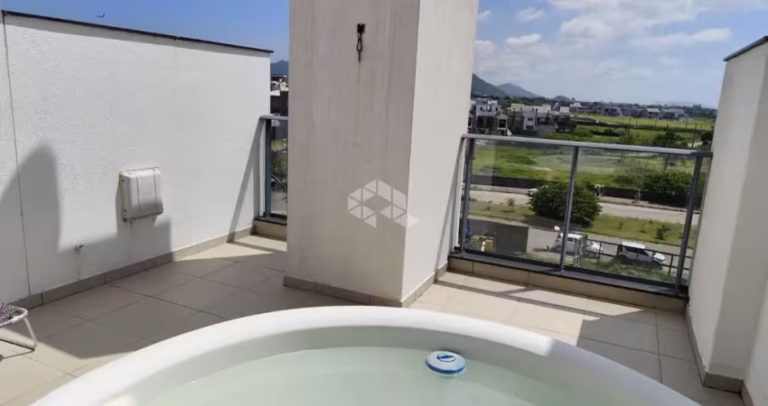 Apartamento duplex com 2 dormitórios, 1 suíte a 300 metros da praia do campeche