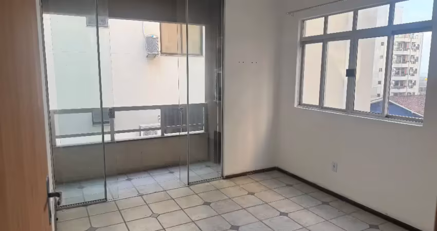 Kitnet anual a 150 metros da praia, região central de meia praia.