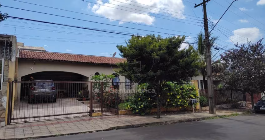 Casa para locação e venda com 3 quartos sendo 1 suíte no Bairro Alvorada, em Londrina