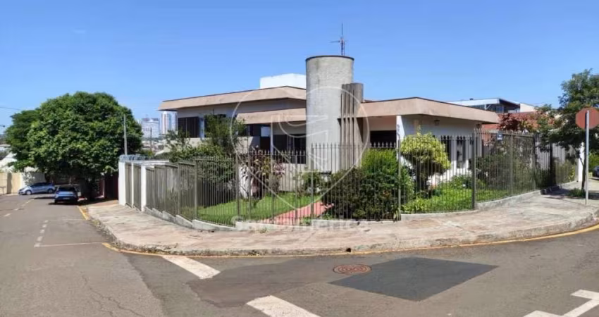 Casa à Venda no Jardim Petrópolis com 215m² privativos e 3 quartos em Londrina