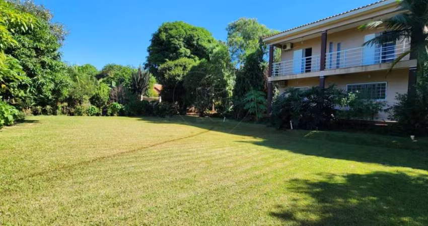 Chácara à venda com amplo jardim 3 suítes e cozinha panejada