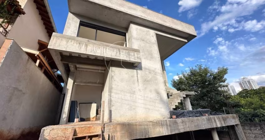 Casa em condomínio com 319m² para venda em Londrina.