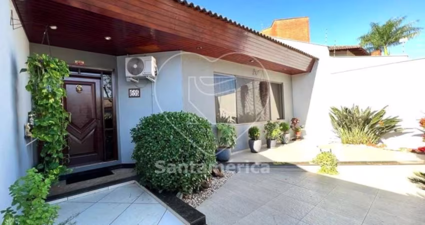 Casa à venda na região Sul de Londrina com 5 dormitórios sendo 2 suítes.