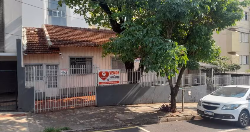 Casa à venda no centro  Com terreno de 254m² sendo 120m² privativos.