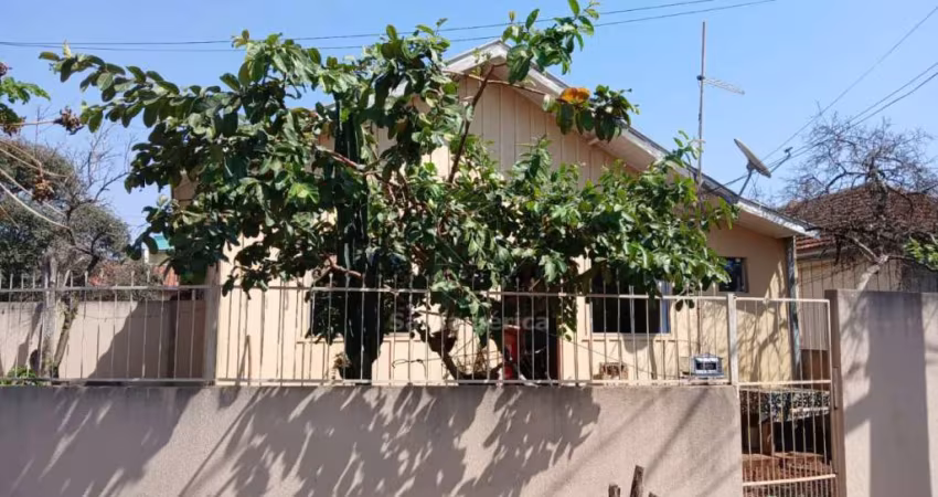 Terreno com 4 casas à venda na região Leste de Londrina
