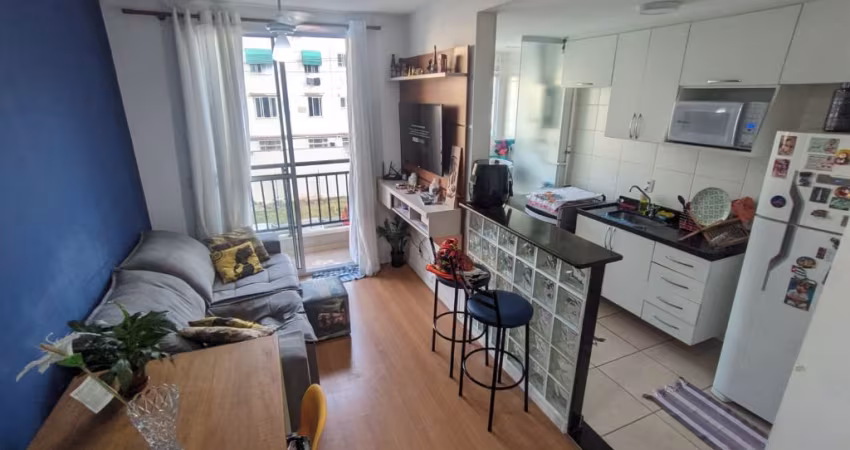 Condomínio com segurança 24 hs em Vista Alegre, varandinha, dois quartos , garagem , elevador.