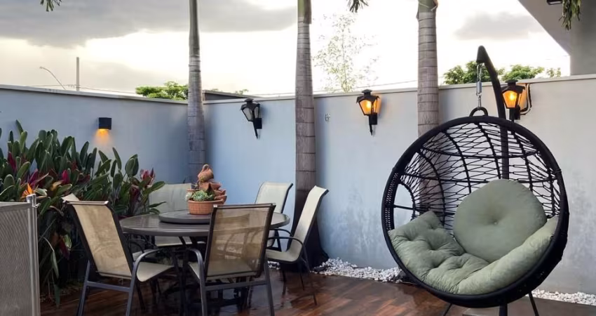 Casa térrea com piscina em condomínio fechado