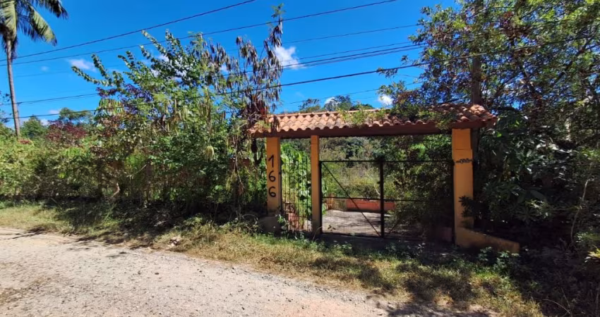 Casa com Varanda, Churrasqueira e Terreno Amplo à Venda em Suzano