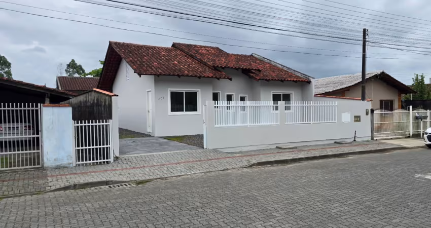 Vendo excelente residência bairro Espinheiros em Joinville. 