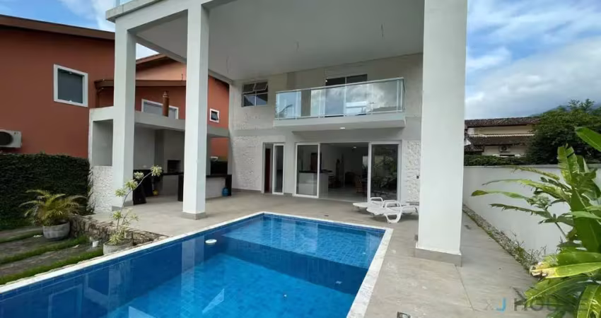 Belíssima Casa de alto padrão com 4 dormitórios sendo 3 suítes no bairro Horto Florestal em Ubatuba.