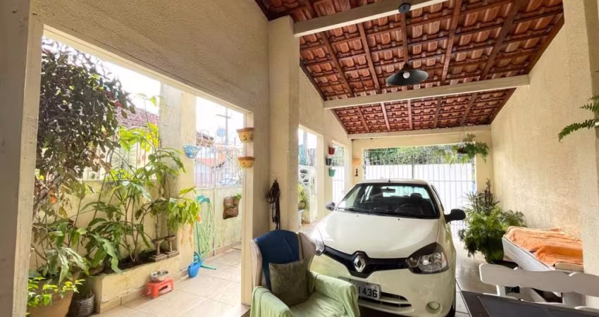 Casa com 02 dormitórios sendo 01 suíte à 30 metros da praia do Itaguá em Ubatuba.