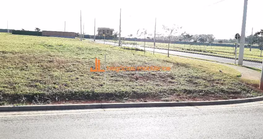 Lote de esquina com 520,68 m² em frente à praça – terras alphaville 1 – senador canedo (go)