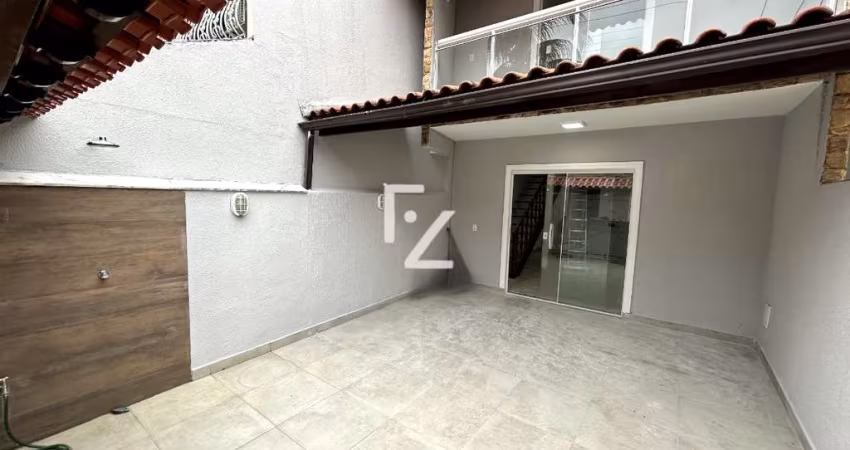 Duplex com amplitude impressionante e cozinha americana em condomínio fechado!