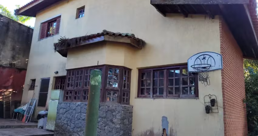 Casa à venda na serra da cantareira com 4 quartos, sala pra 3 ambientes e quintal em condomínio fechado.