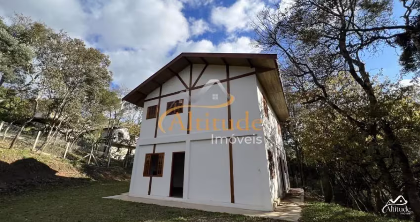 Casa nova rodeada pela natureza em Campos do Jordão