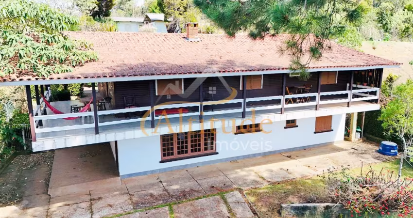 Casa ampla e com varanda na vila natal – 1.000 m² de terreno -  região excelente