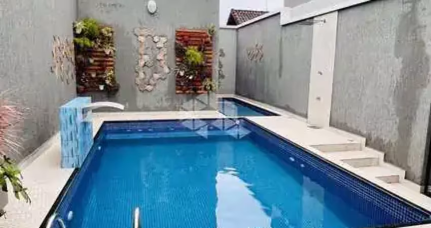 Oportunidade casa de 2 dormitórios em condomínio fechado a 500 metros na praia do maracanã praia grande,  com lazer completo!