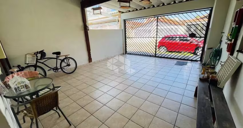 Casa a venda na praia grande, caiçara, com 2 quartos, 1 suite e uma vaga