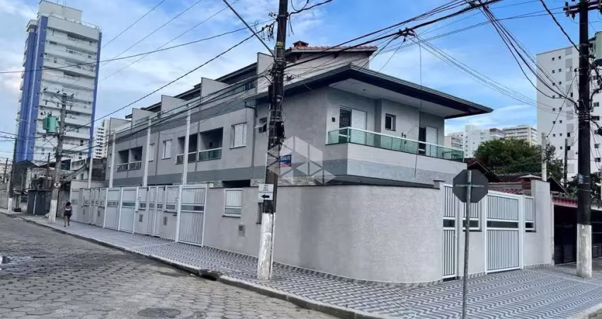 Triplex com entrada individual  á venda na praia grande, bairro aviação com 3 quartos, 1 suite, sacada privativa e 1 vaga .