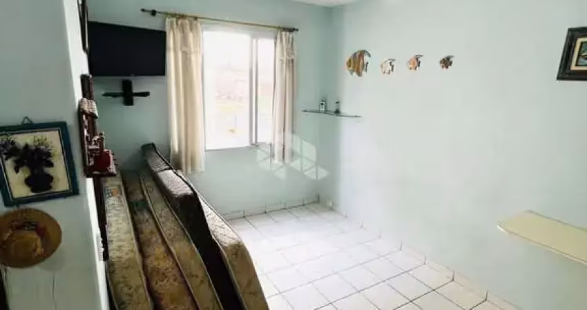 Kitnet com 01 dormitório/sala, cozinha,banheiro,vaga de garagem e próximo da praia.
