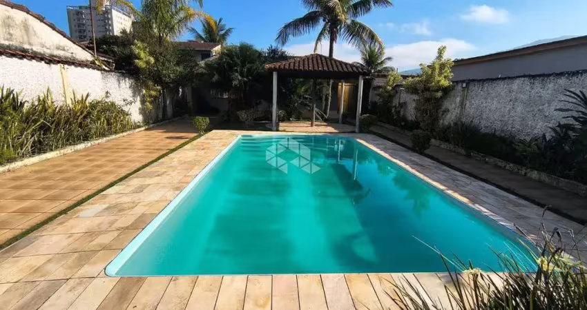 Casa a venda na praia grande, bairro flórida, com 2 quartos e 5 vagas
