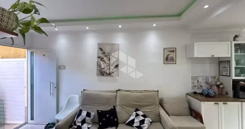 Casa de condomínio diferenciada com 02 dormitórios, sala, cozinha, banheiros, área de serviço, vaga de garagem, churrasqueira e ar condicionado.