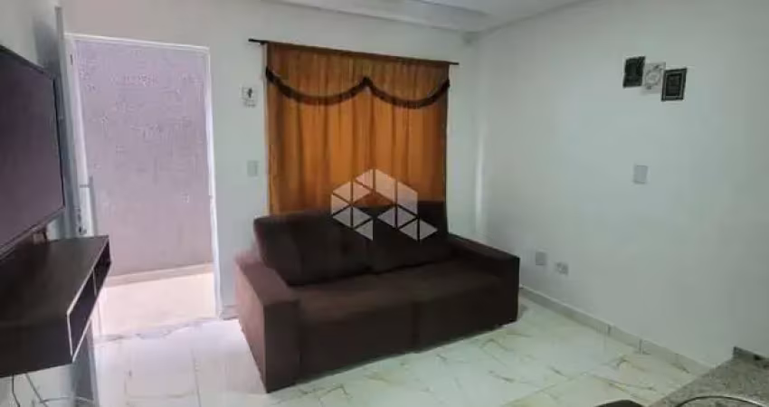 Casa sobrado de condomínio, mobiliado, 02 dormitórios, 01 sala, 01 cozinha, 01 banheiro, 01 lavabo, 01 área de serviço, 01 vaga de garagem, lado praia