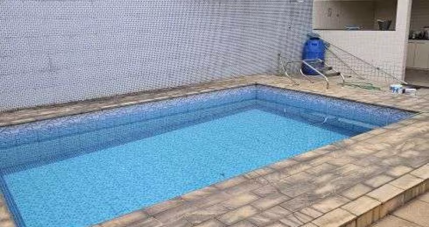 Casa frente de rua com piscina