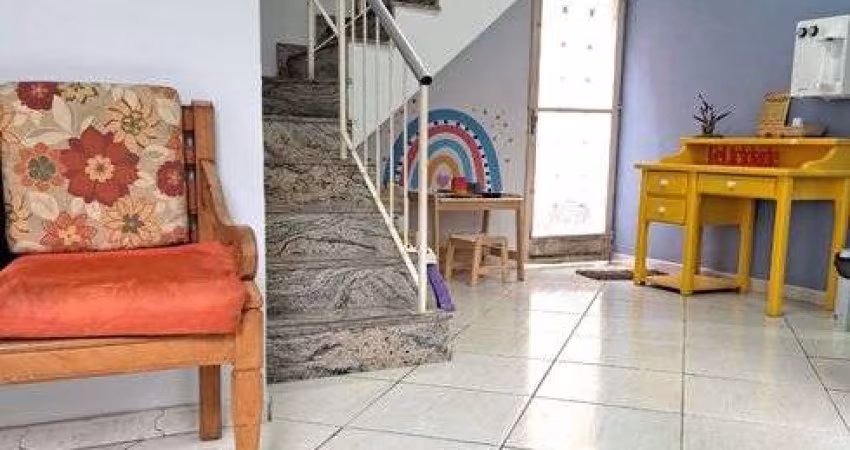 Casa duplex colado ao metrô Afonso Penna