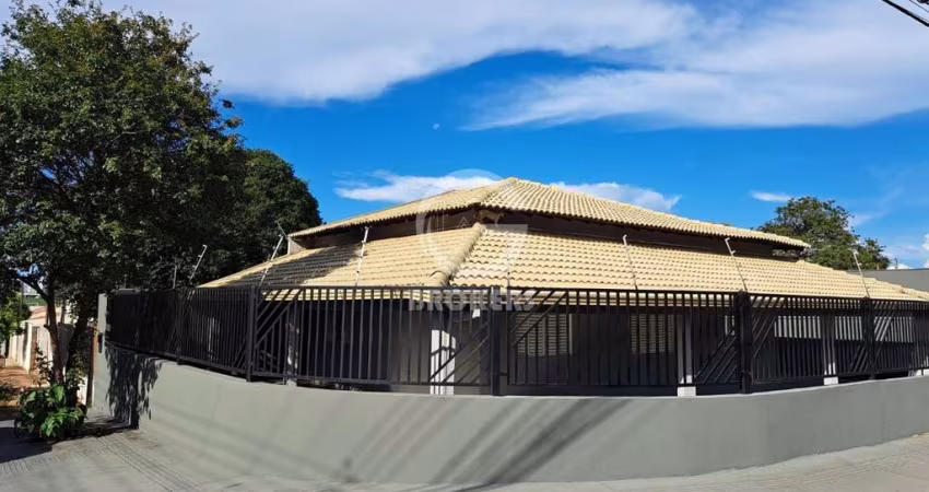 Casa para Venda em Londrina, Conjunto Habitacional Alexandre Urbanas, 3 dormitórios, 1 suíte, 2 banheiros, 2 vagas