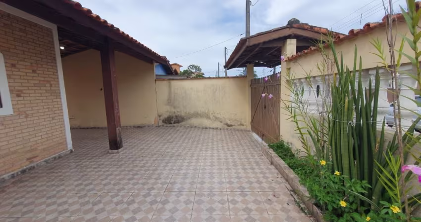 Casa à venda no bairro da Praia das Palmeiras em Caraguatatuba, SP