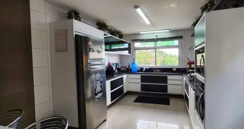 Casa de Luxo em Condomínio Fechado à venda com 244m², 2 quartos e 3 vagas de garagem
