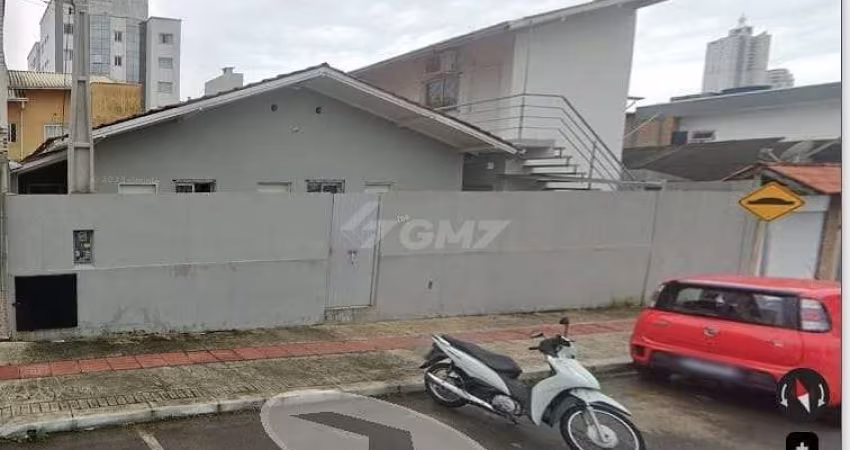 Kitnet para locação anual semi mobiliada nas  Nações em Balneário Camboriú