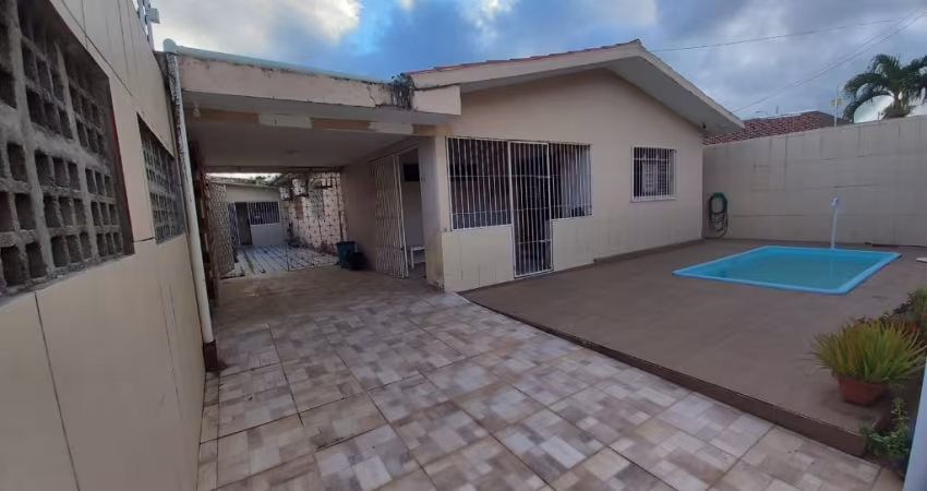 Casa  ampla à 2 quadras do Mar (com 3 suítes)