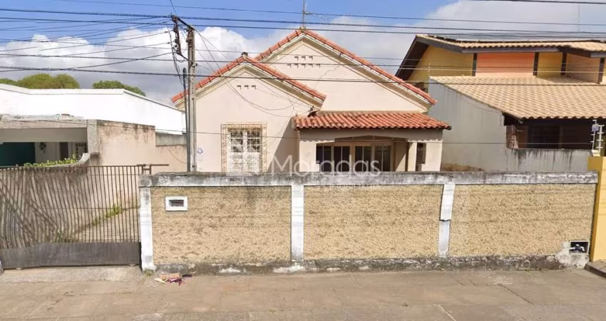 Excelente espaço para construção do seu negócio, terreno com 912 m² na região central.  Terreno com 2 casas antigas para reforma ou demolição, terreno amplo com 12 de testada e mais adiante abre para