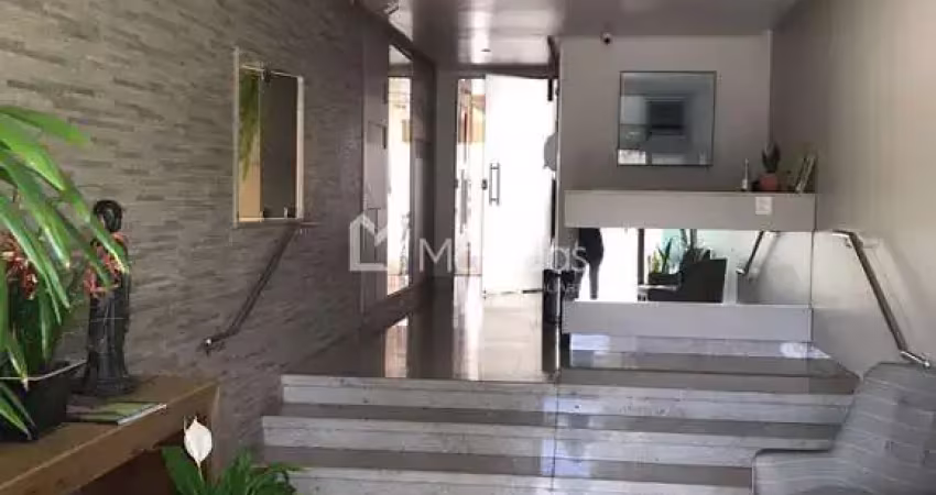 Apartamento de 2 quartos , sendo uma suíte com armários modulados, sala ampla, banheiro social, cozinha com armários modulados, área de serviço e vaga de garagem.em Centro  -  Campos dos Goytacazes