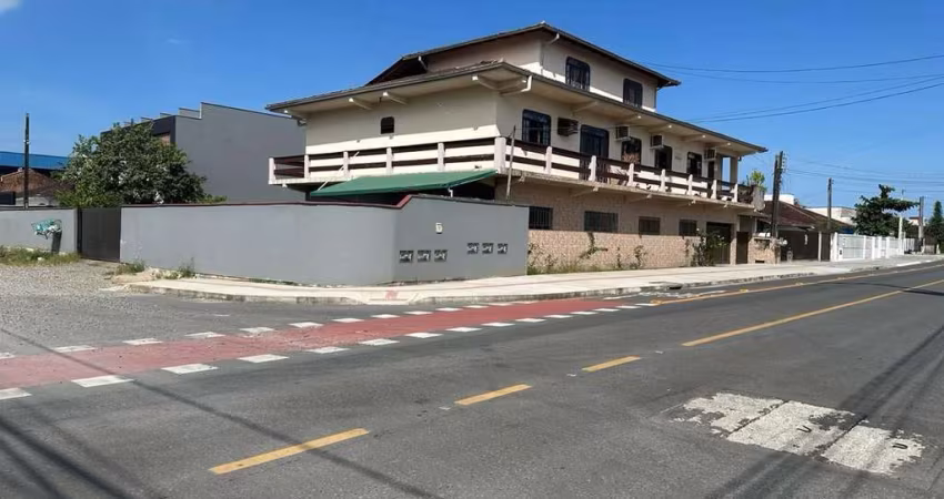 Predio Residencial C/Aprox.550m2 C/06Aptos e Terreno C/Area de 861m2 No Bairro Aventureiro!