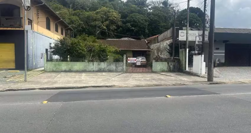 Terreno comercial c/ area total de 310,00 m2 + residencia em alvenaria no bairro iririu!