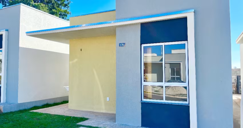 Casa em condomínio 2 dormitórios com quintal e piscina
