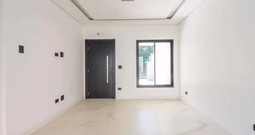 Sobrado de frente para rua com 3 quartos, 1 suíte e quintal