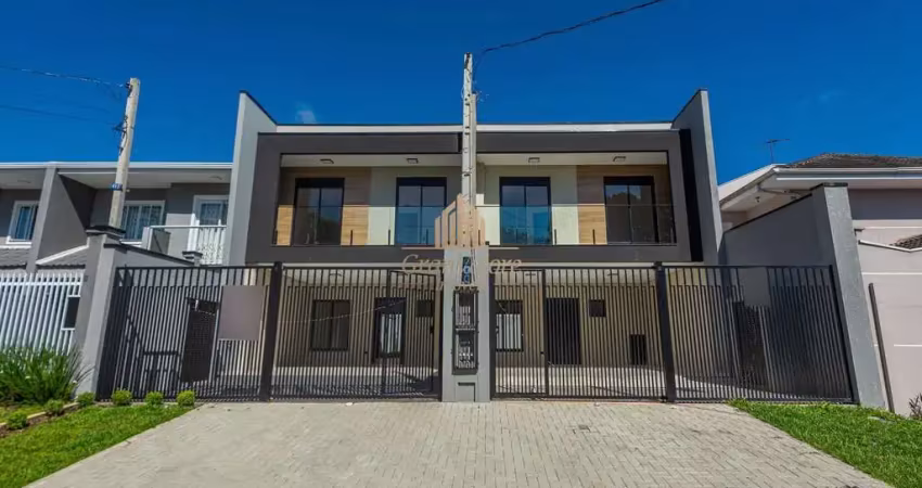 Sobrado de frente para rua com 3 quartos, 1 suíte e quintal