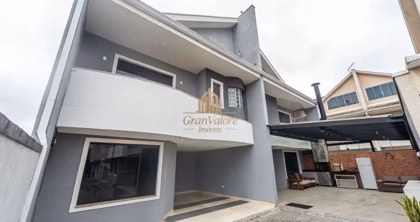 Sobrado em condomínio com 3 suítes e quintal privativo á venda no cajuru