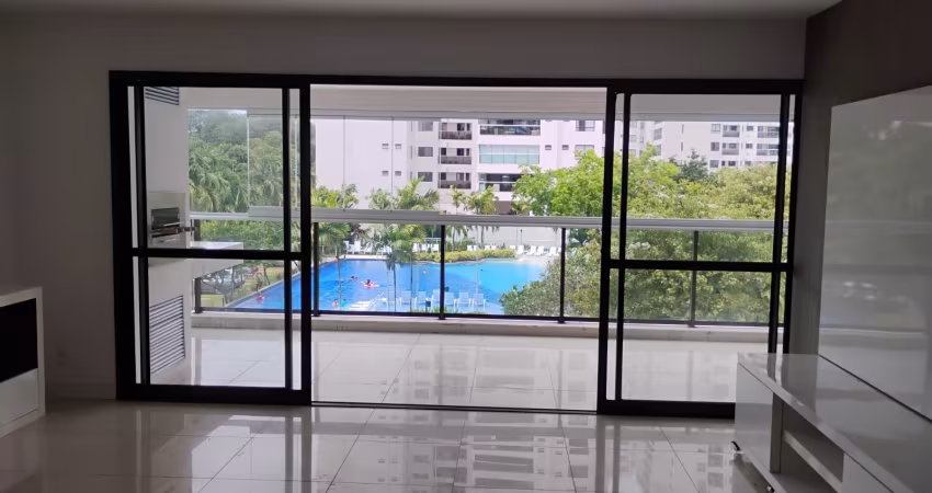 Apartamento excelente, em frente a piscinas
