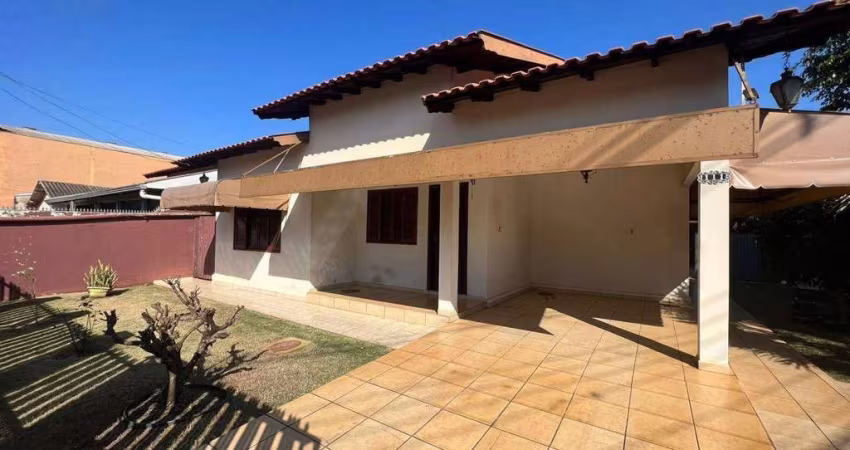 Casa com 3 dormitórios à venda, 218 m² por R$ 480.000,00 - Conjunto Habitacional Domingos O Neves - Rolândia/PR