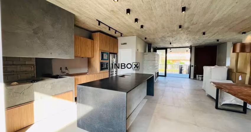 INBOX CIA IMOBILIARIA VENDE Belíssima casa com área privativa de 207m² no Centro de Xangri-Lá, 04 quadras do MAR.
