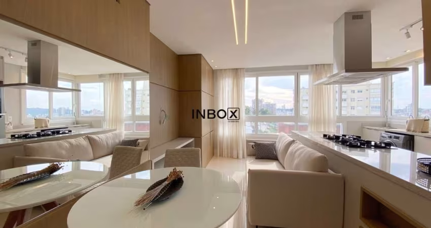 UM DORMITÓRIO MOBILIADO E DECORADO